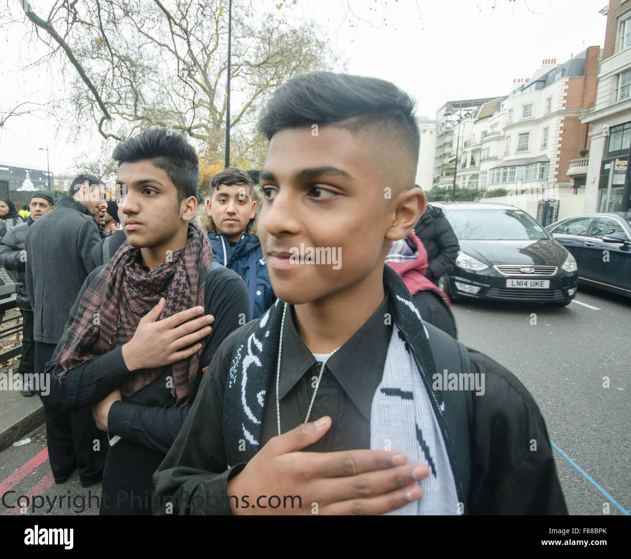 Shia musulmani su Park Lane durante la London's 35th abheen parade che onore è il martire Hussian. Foto Stock