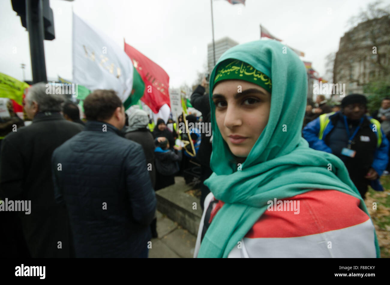 Giovani Musulmani drappeggiati in una bandiera siriana presso la cerimonia Abheen nel centro di Londra . Foto Stock