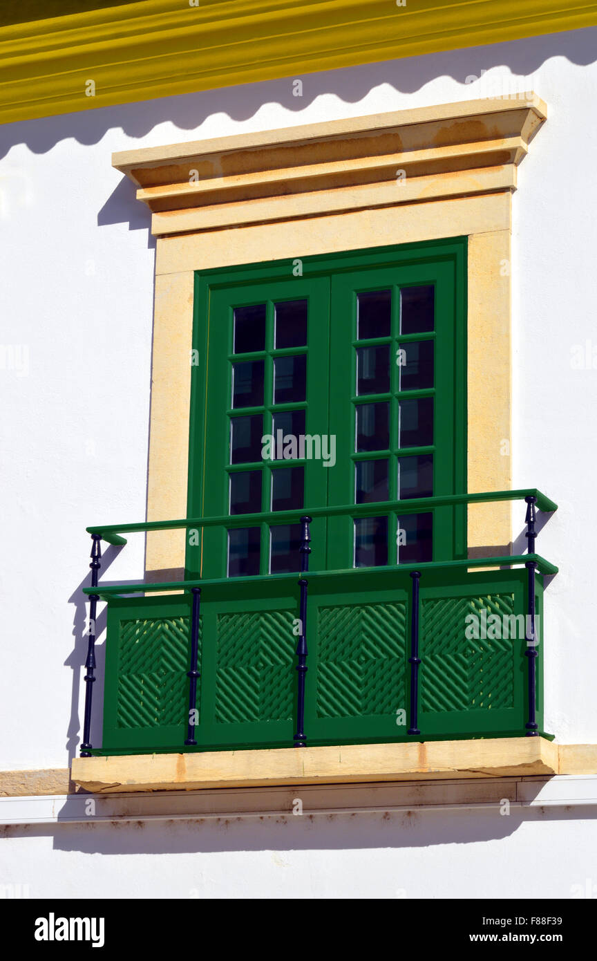 Finestra georgiana con un balcone in Loule Foto Stock