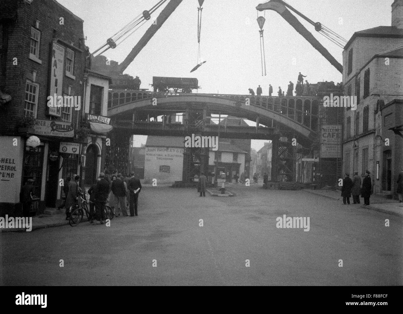 Il vecchio ponte della ferrovia in fase di smantellamento, Shifnal, Shropshire, 1953. Foto Stock