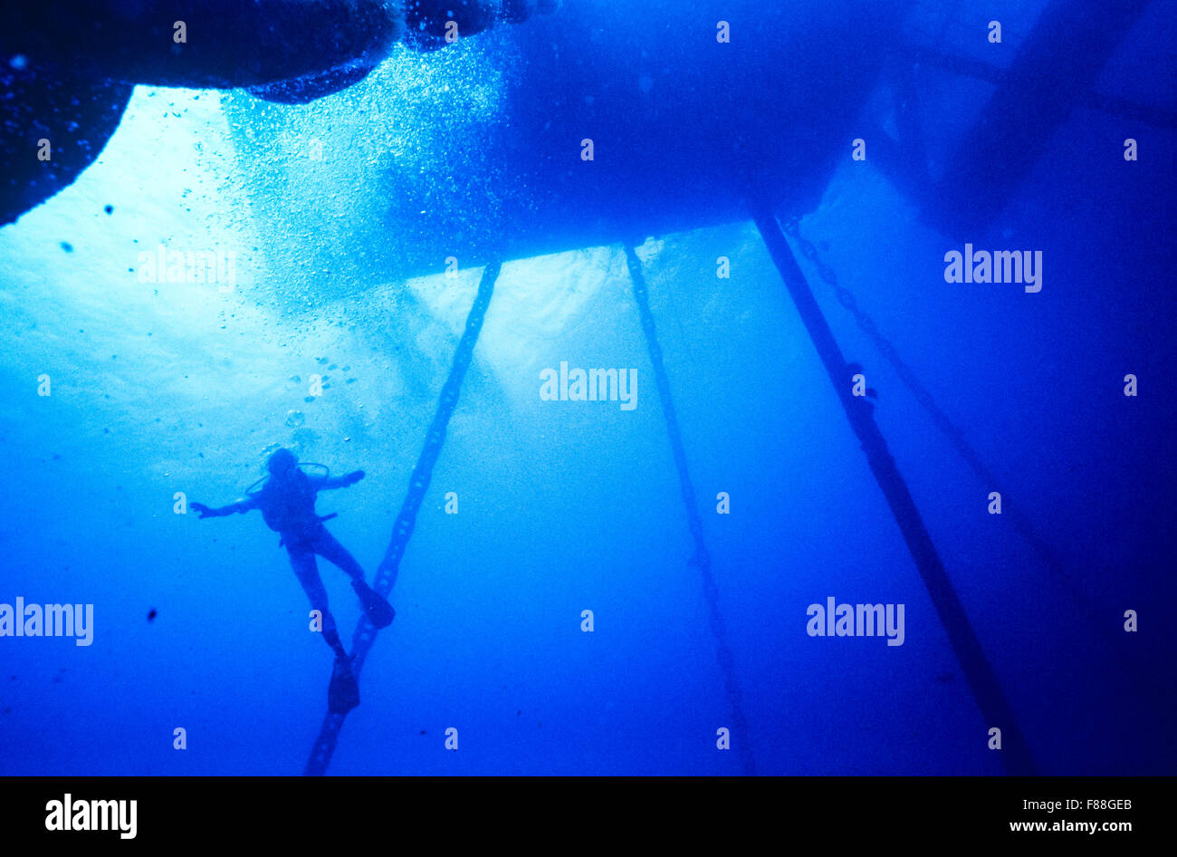 Scuba Diver nuotare sotto offshore, Thailandia, Sud Est asiatico Foto Stock