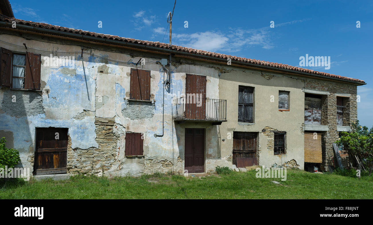 L'Italia, Piemonte, Torino distretto, una vecchia casa colonica Foto Stock