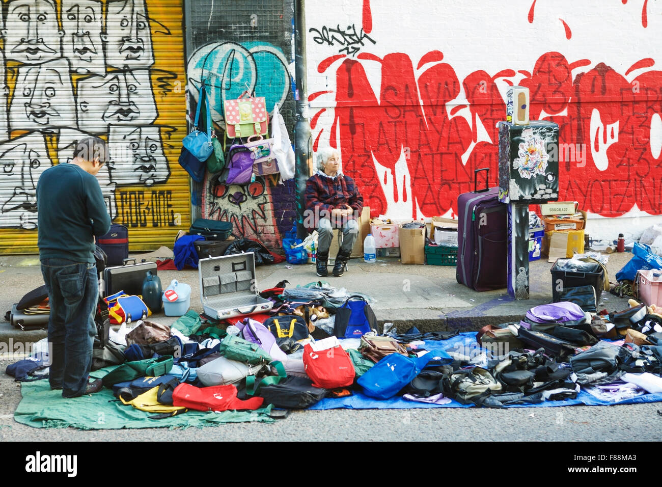 Brick Lane Londra, Regno Unito. Vecchia donna vendita di sacchetti. Foto Stock