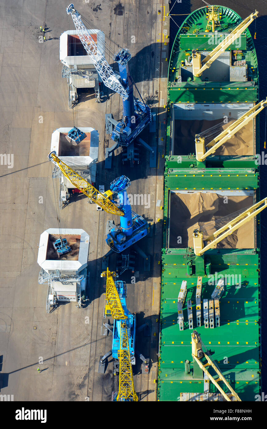 Una veduta aerea di un mercantile carico di grano di scarico nel porto di Tyne, Newcastle upon Tyne Foto Stock