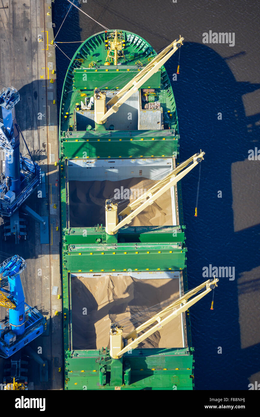 Una veduta aerea di un mercantile carico di grano di scarico nel porto di Tyne, Newcastle upon Tyne Foto Stock