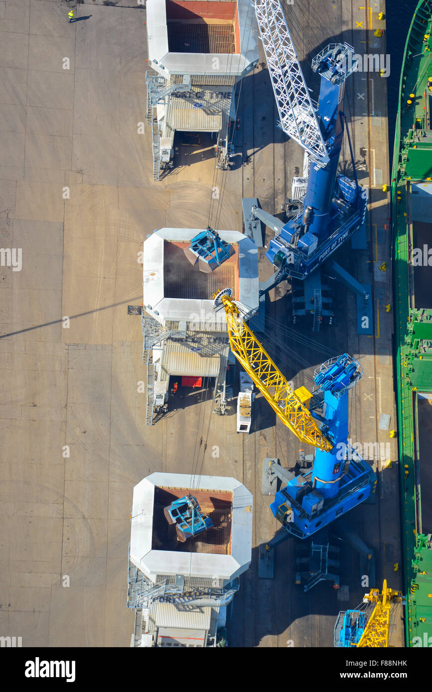 Una veduta aerea di un mercantile carico di grano di scarico nel porto di Tyne, Newcastle upon Tyne Foto Stock