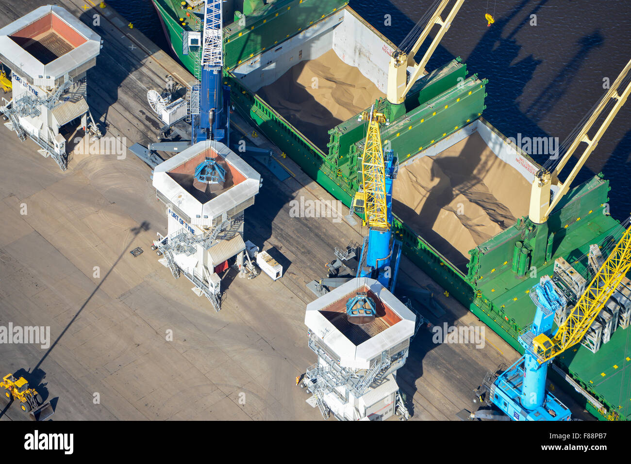 Una veduta aerea di un mercantile carico di grano di scarico nel porto di Tyne, Newcastle upon Tyne Foto Stock