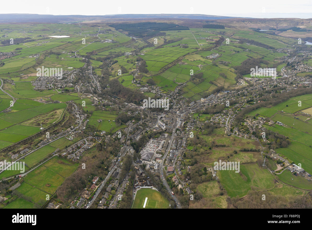Una veduta aerea del West Yorkshire villaggio di Holmfirth, famoso come la location del film per ultimo del vino estivo Foto Stock