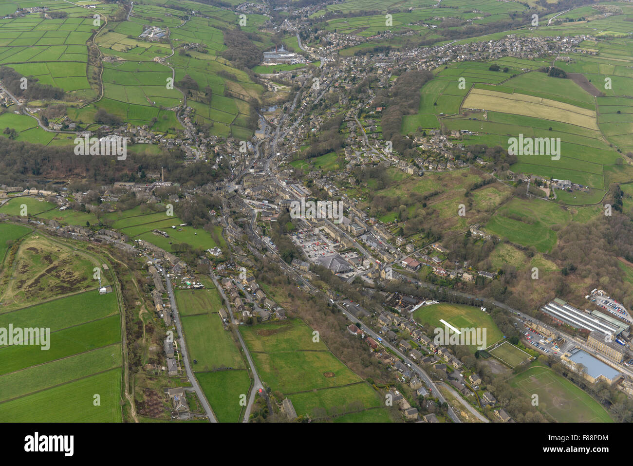 Una veduta aerea del West Yorkshire villaggio di Holmfirth, famoso come la location del film per ultimo del vino estivo Foto Stock