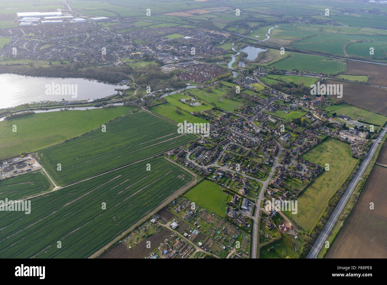 Una veduta aerea del Northamptonshire village di Islip, con Thrapston e la A14 visibile Foto Stock