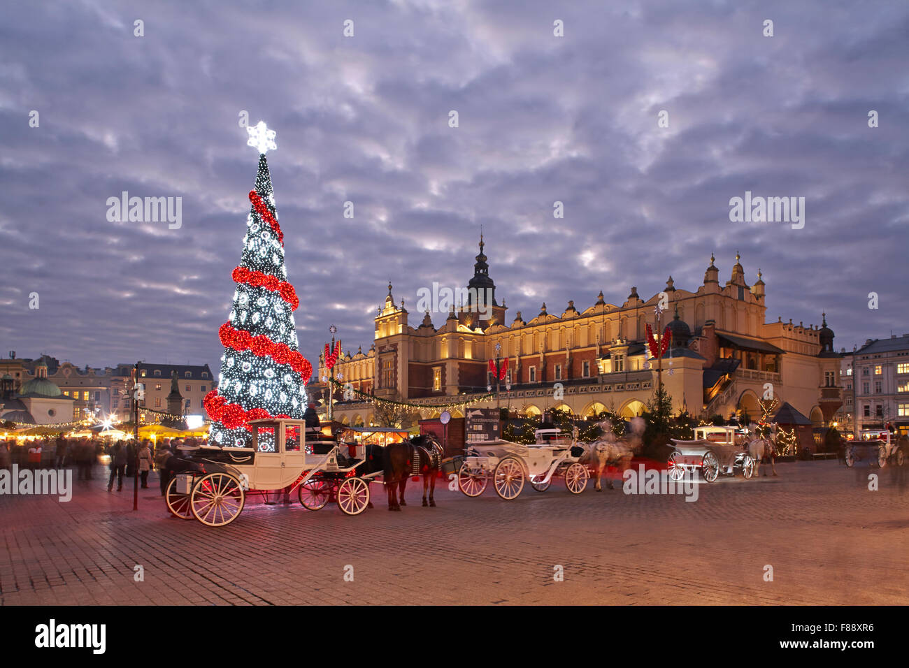 Polonia Cracovia principale Piazza Rynek Glowny panno Hall Mercatino di Natale di notte Foto Stock