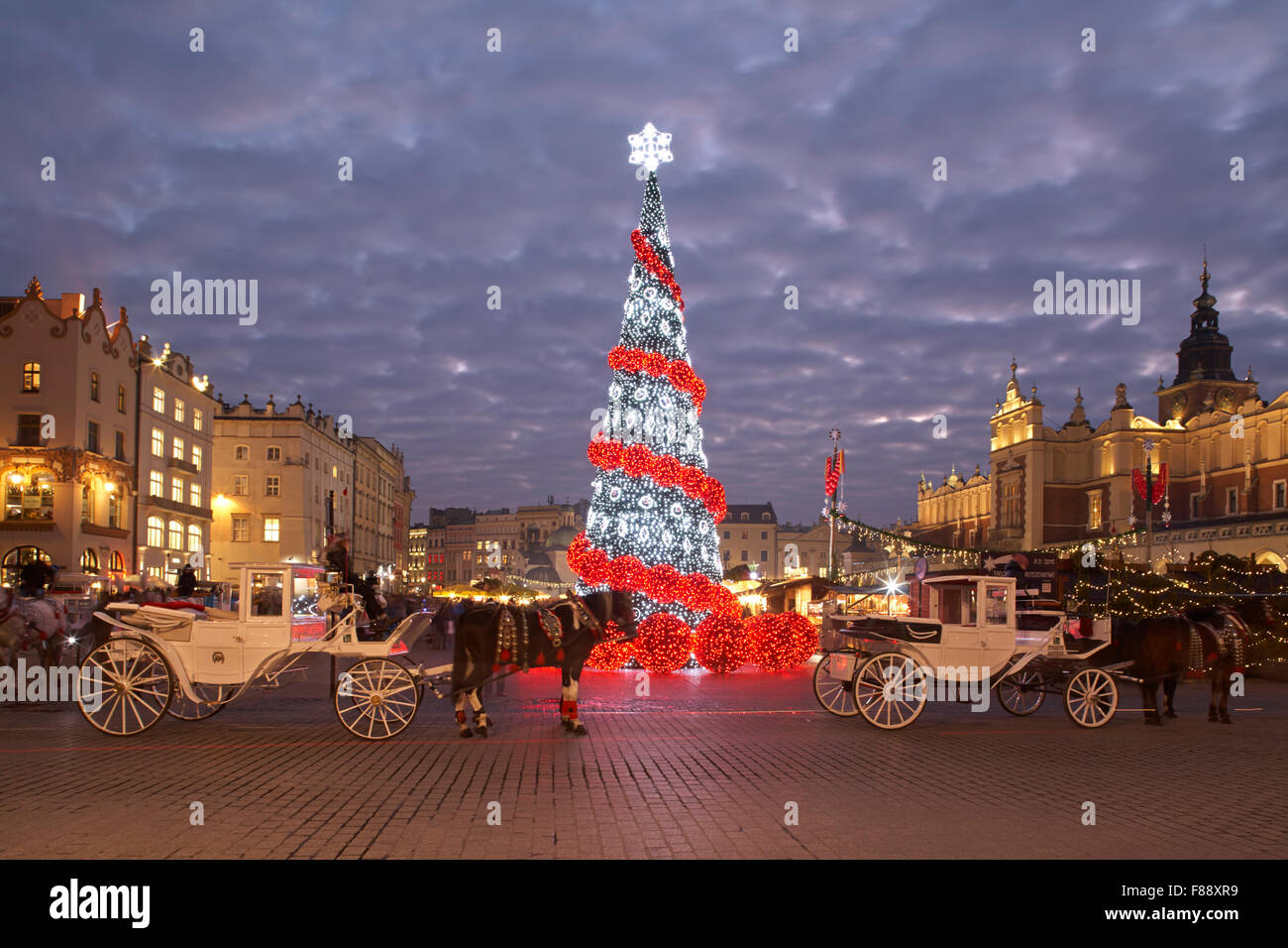 Polonia Cracovia principale Piazza Rynek Glowny panno Hall Mercatino di Natale di notte Foto Stock