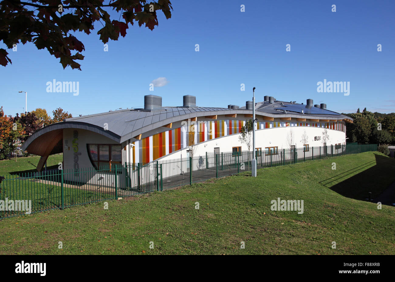 Lunga vista del centro della gioventù MyPlace nel London Borough di Hackney che mostra il caratteristico tetto curvo rivestito di zinco Foto Stock