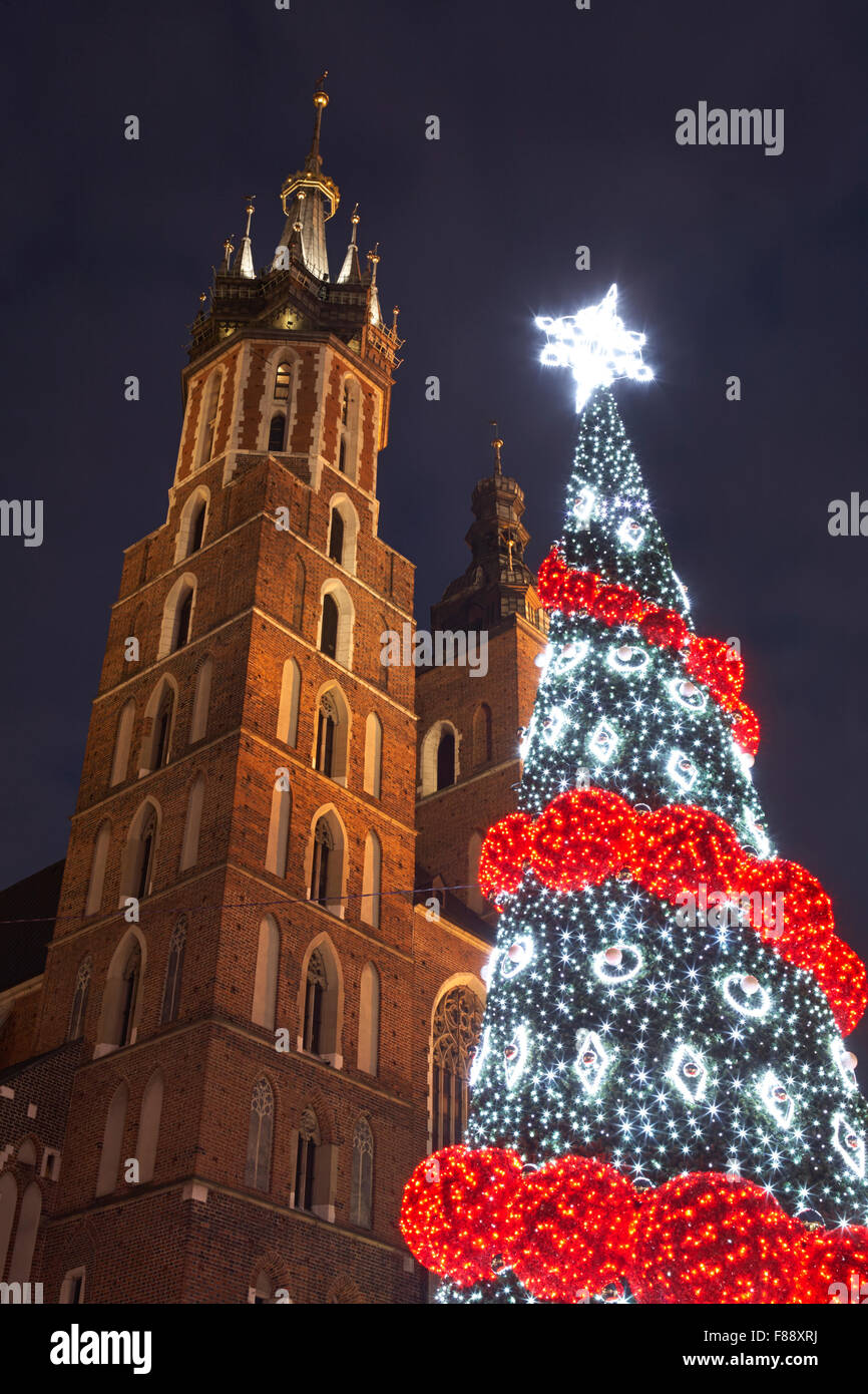 Polonia Cracovia chiesa St Mary's Christmas Tree Rynek Glowny Piazza Principale inverno Foto Stock