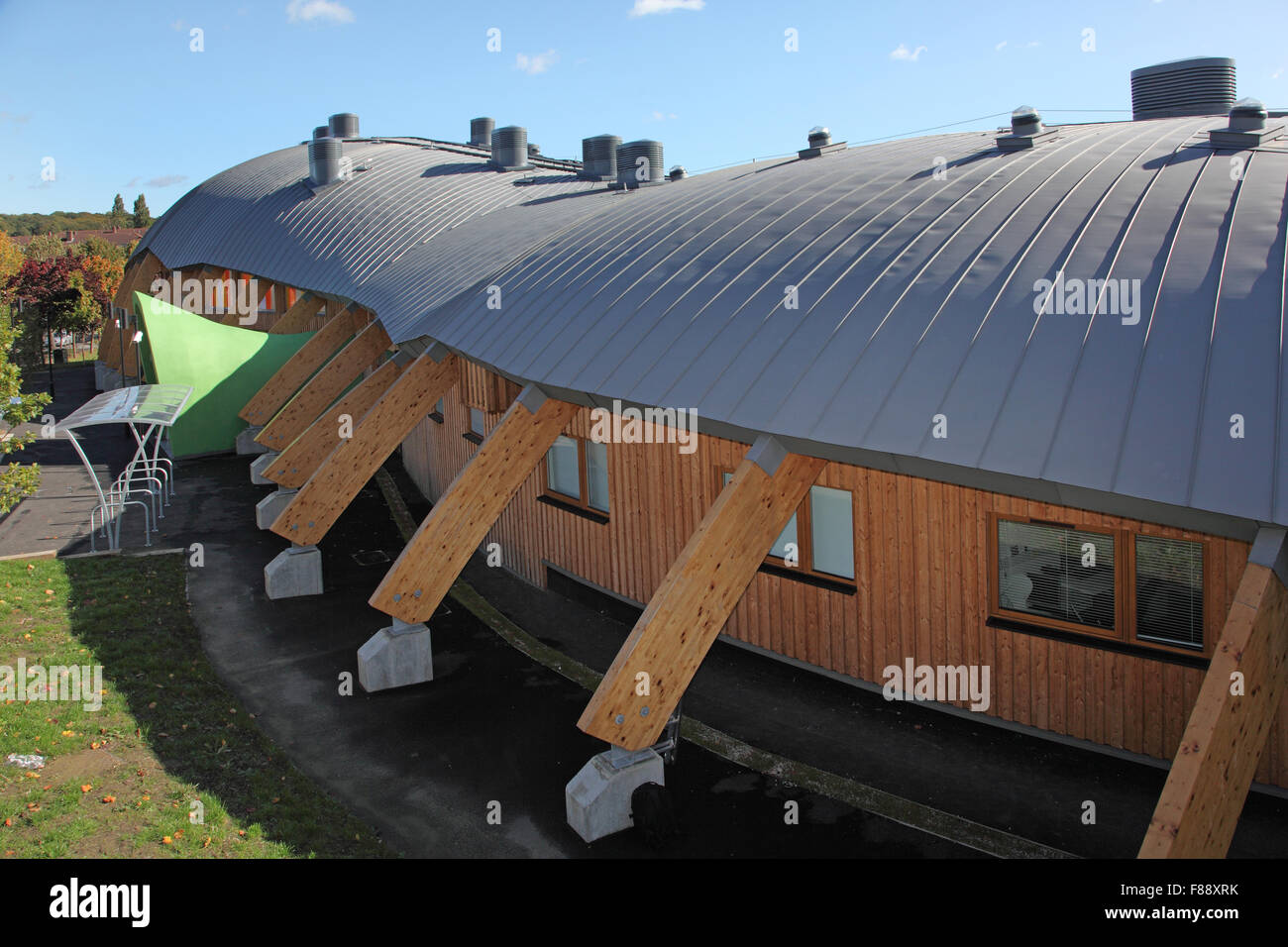 Vista ad alto livello del MyPlace centro giovanile in Harold Hill, Hackney che mostra il laminato in travi di legno curvo e tetto di zinco. Foto Stock