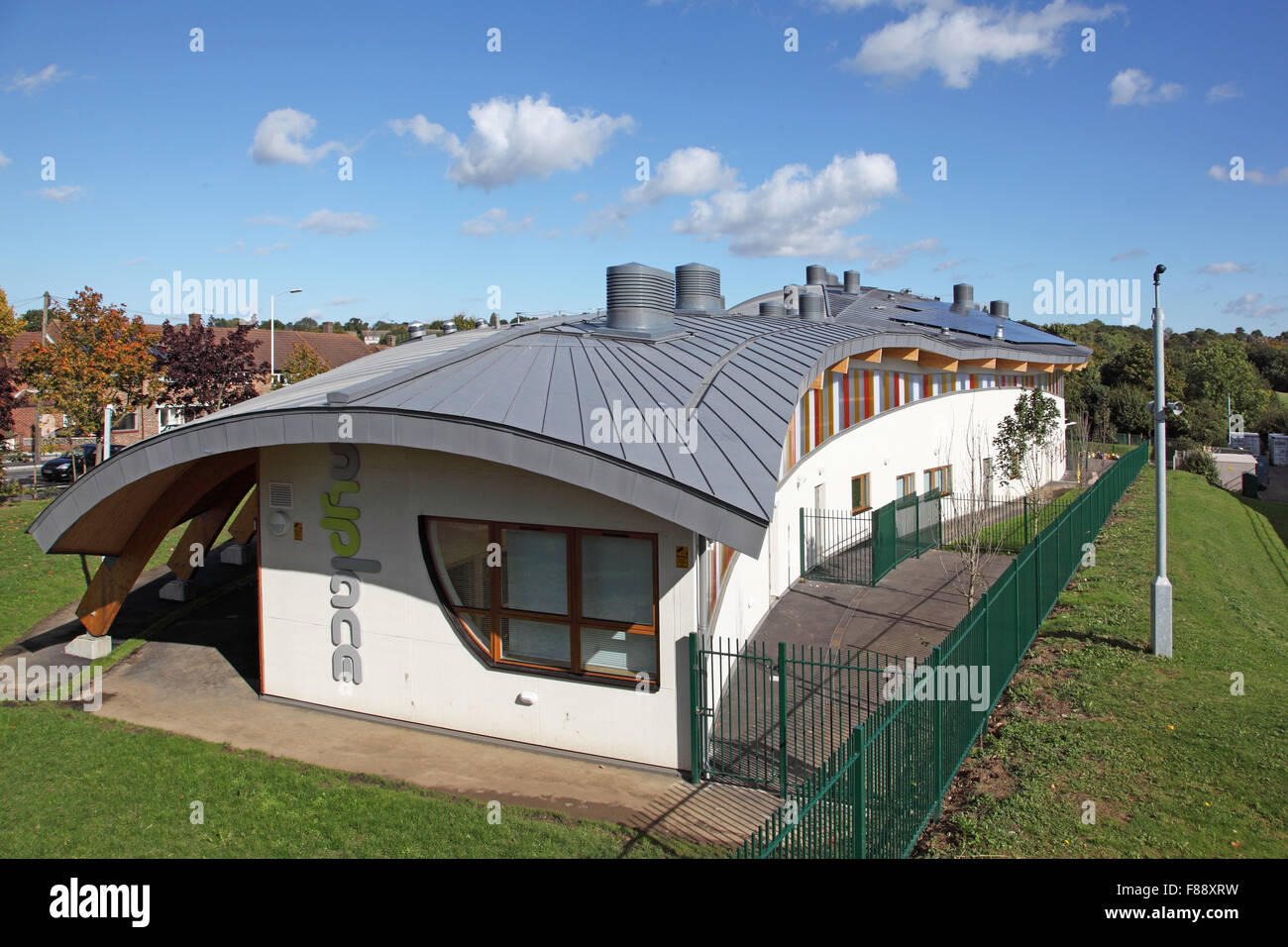 Vista ad alto livello del MyPlace centro giovanile in Harold Hill, Hackney che mostra la curva - zinco tetto rivestito. Foto Stock