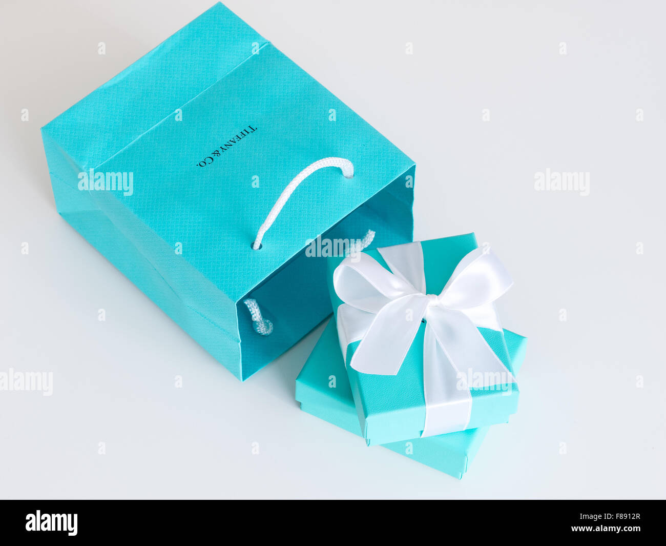 Un Tiffany Blue Box (little blue box da Tiffany) da Tiffany & Co., la famosa città di New York gioielli società. Foto Stock