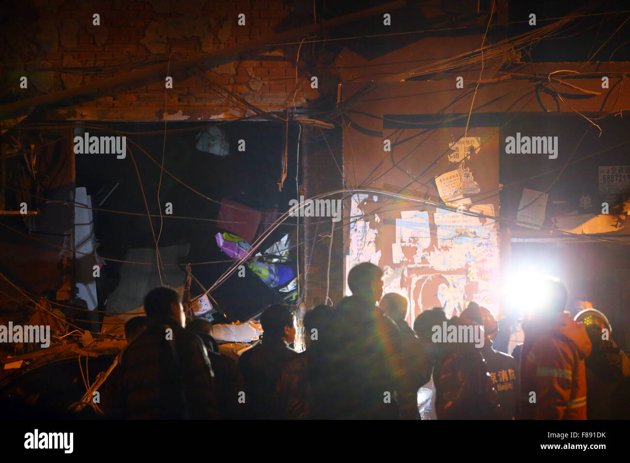 Pechino, Cina. Il 7 dicembre, 2015. Le persone si alzano in piedi davanti al palazzo dove un esplosione è accaduto nella comunità Yongle di Shijingshan District a Pechino Capitale della Cina, il 7 dicembre, 2015. Nessun incidente è stato segnalato. Credito: Wang Ying/Xinhua/Alamy Live News Foto Stock