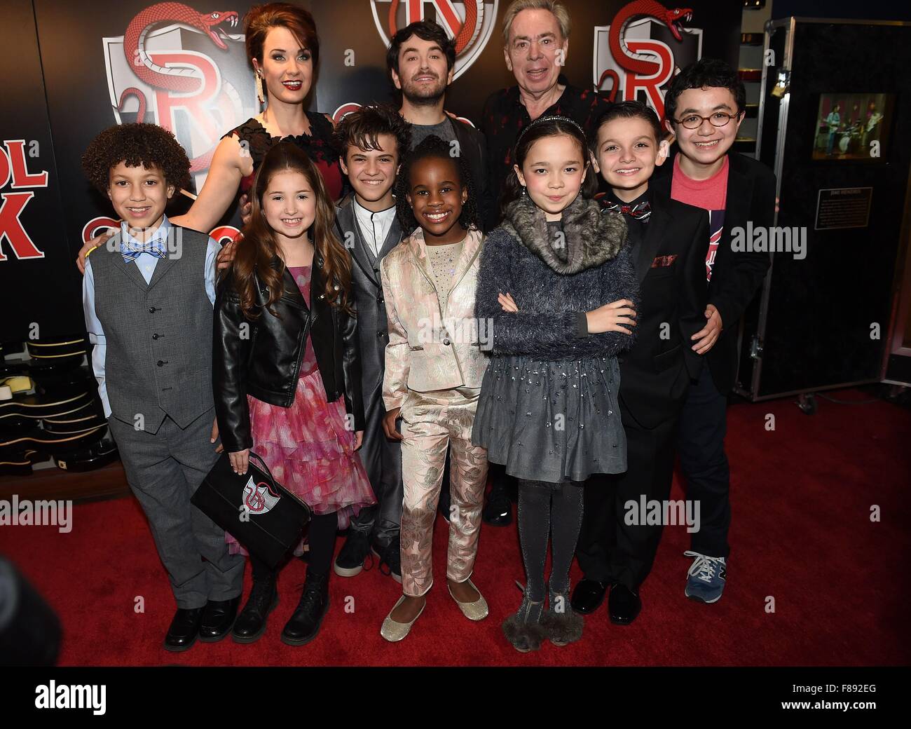 New York, NY, STATI UNITI D'AMERICA. 6 dicembre, 2015. Fila anteriore (L-R) Brandon Niederauer, Evie Dolan, Dante Melucci, Bobbi MacKenzie, Isabella Russo, Luca Padovan, Jared Parker Bancata posteriore (L-R) Sierra Boggess, Alex Brightman, Andrew Lloyd Webber al dopo-party per la scuola di roccia apertura notturna dopo essere partito, Hard Rock Cafe, New York, NY Dicembre 6, 2015. © Kayla riso/Everett raccolta/Alamy Live News Foto Stock