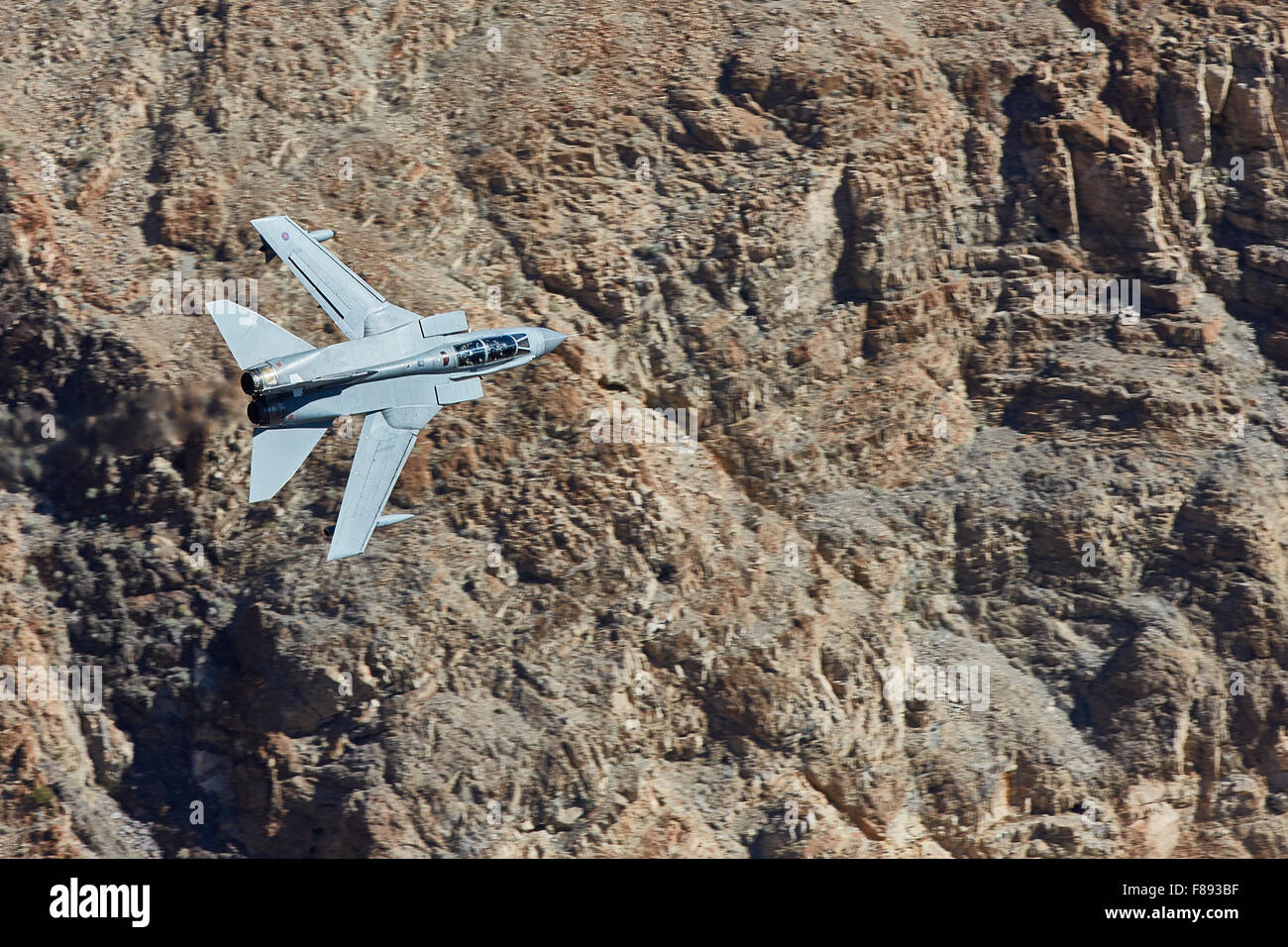 Royal Air Force Tornado GR4 jet fighter Banking ripido attraverso il Rainbow Canyon, California. Foto Stock