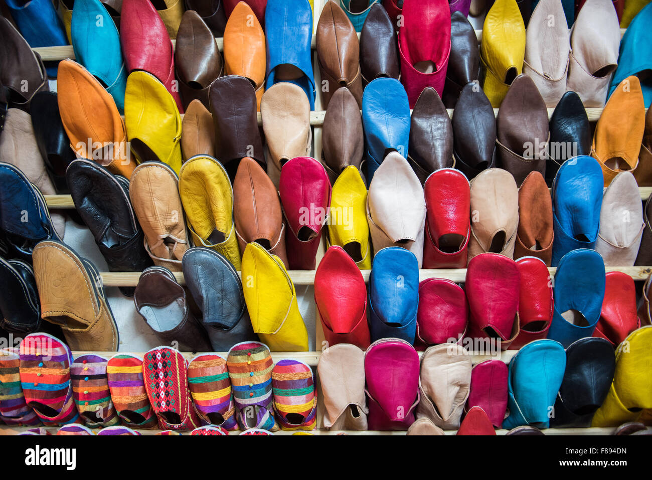 La tradizione vivacemente colorate pantofole marocchino per la vendita nel souk di Marrakech Foto Stock