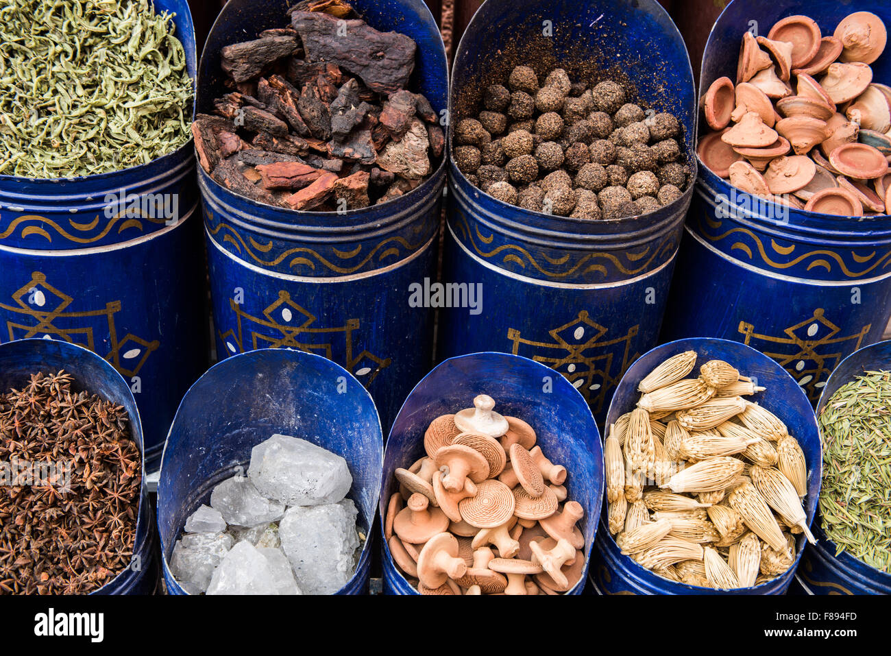 Tè marocchino e legno di sandalo in vendita nel souk di Marrakech Foto Stock