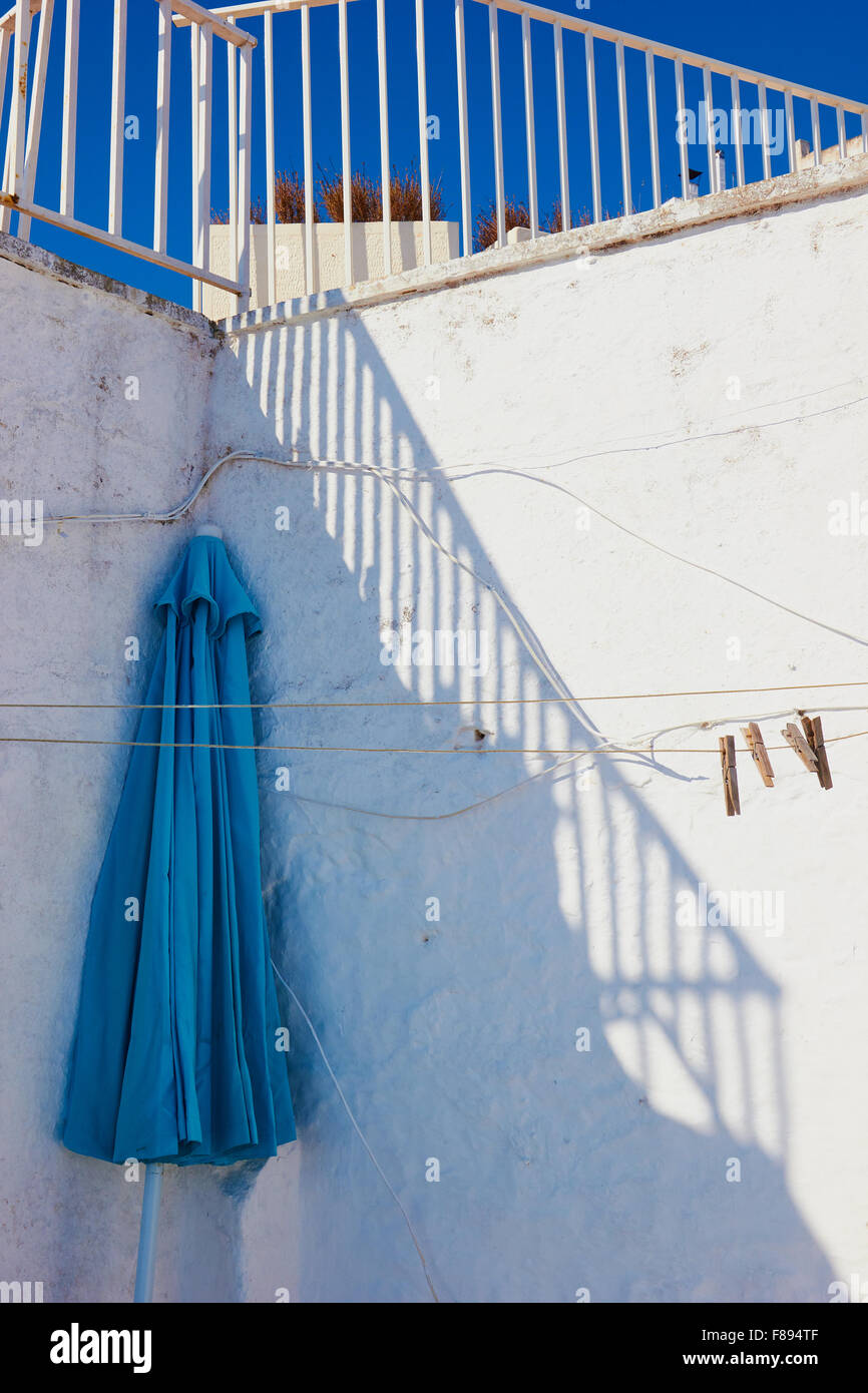 Chiuso blue parasol ombrellone sulla terrazza dell'Appartamento Ostuni Provincia Brindisi Puglia Puglia Italia Europa Foto Stock