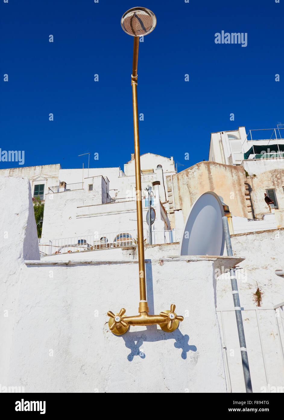 Doccia esterna sulla terrazza dell'Appartamento Ostuni Provincia Brindisi Puglia Italia Europa Foto Stock