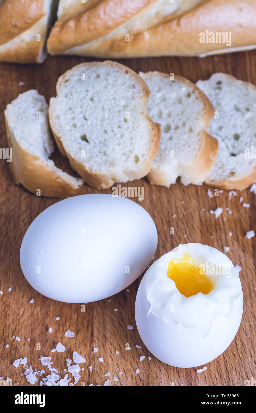 La prima colazione con soft-uova sode e fette di baguette Foto Stock