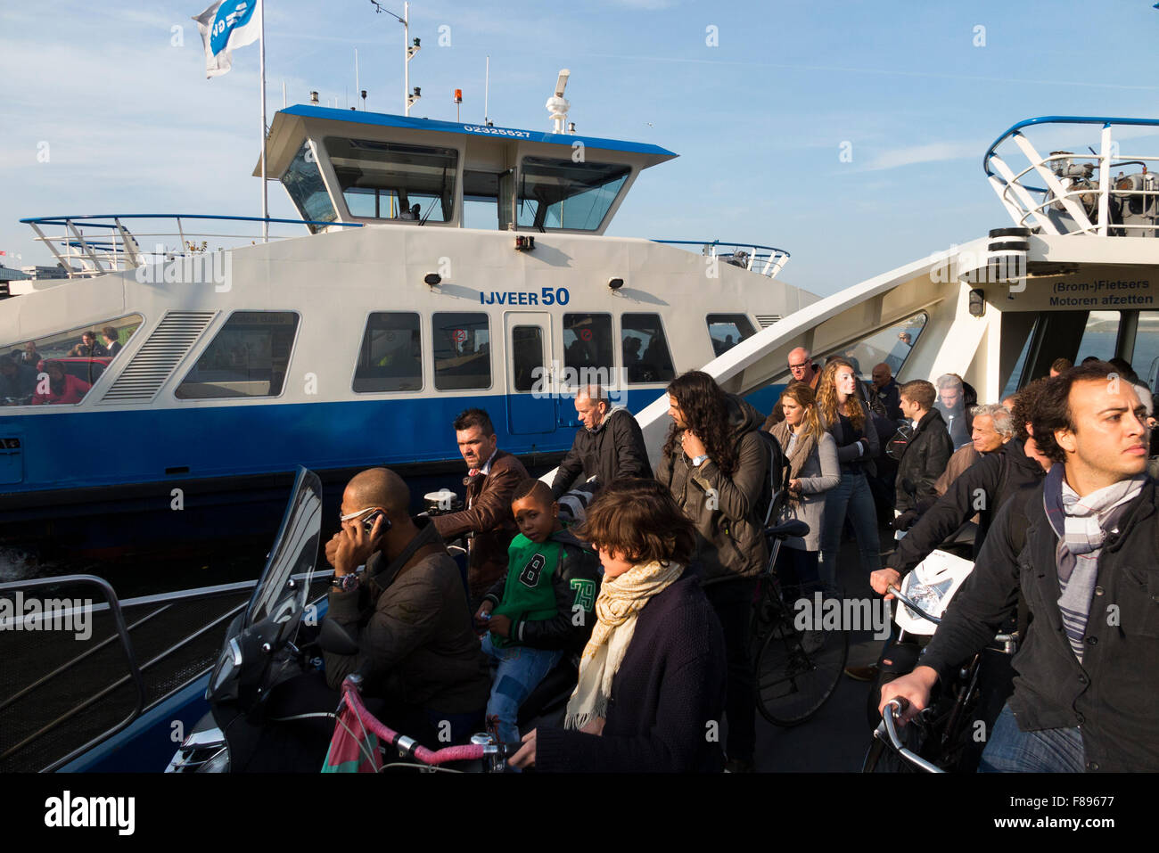 GVB / traghetto passeggero libero traghetto attraversa il fiume IJ tra la stazione centrale di Amsterdam & Buiksloterweg nella capitale olandese Paesi Bassi Olanda Foto Stock