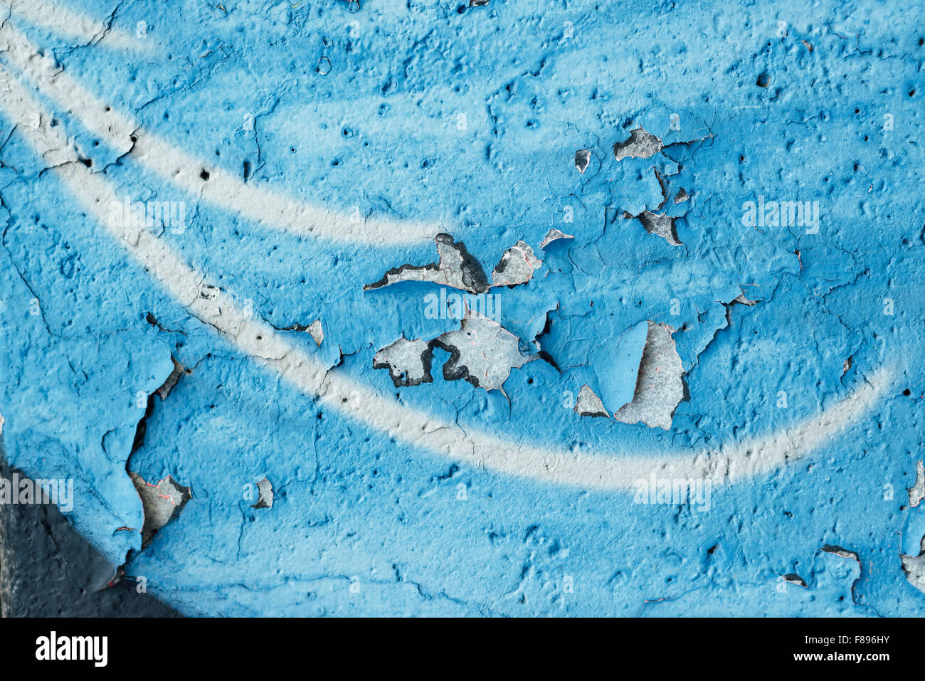 Vernice blu peel texture, dettaglio da urban graffiti wall Foto Stock