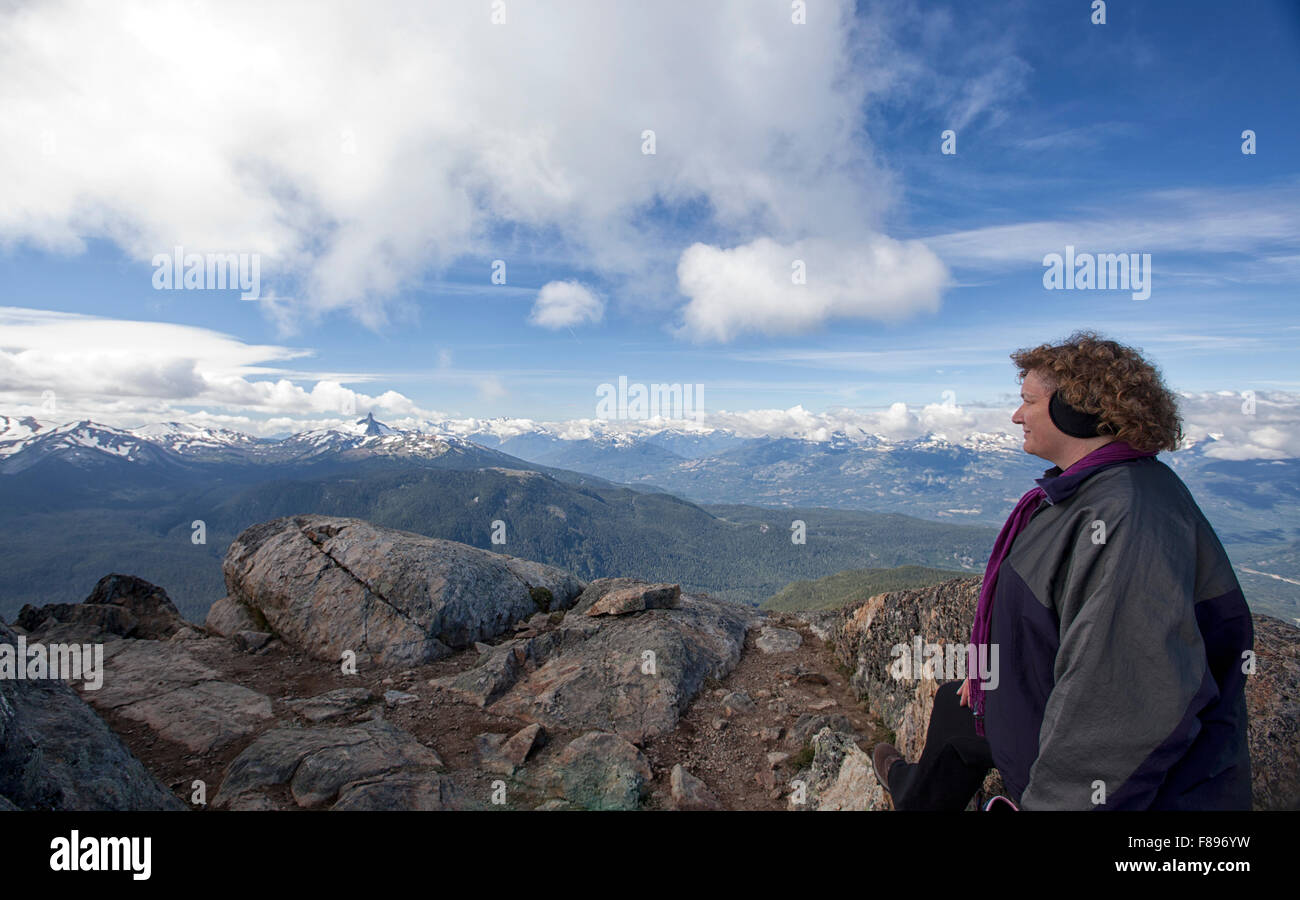 Escursionista guardando Black Brosmio mountain dal vertice di Whistler Foto Stock