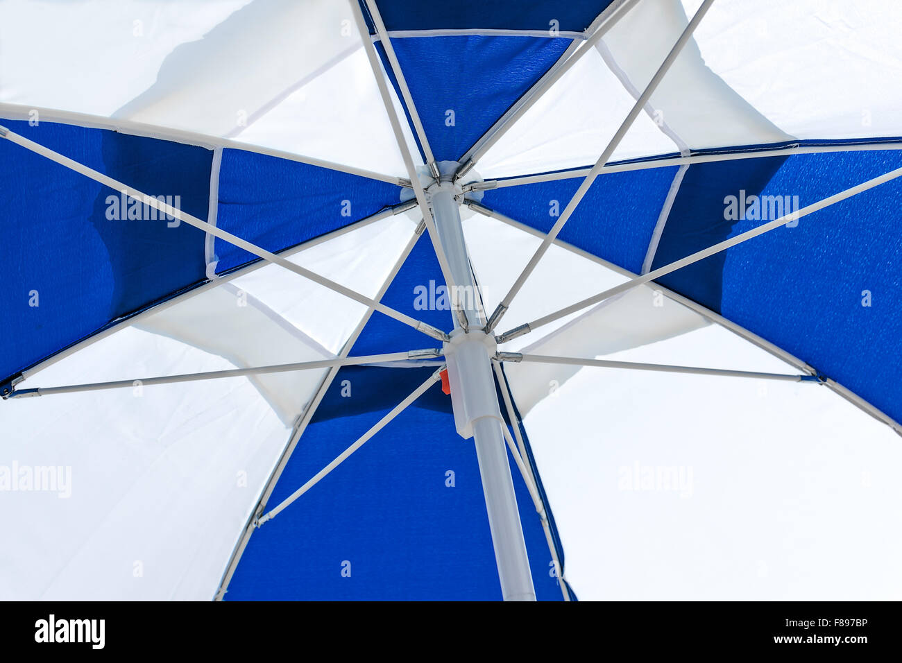 Blu e bianco ombrellone sulla giornata di sole. Foto Stock