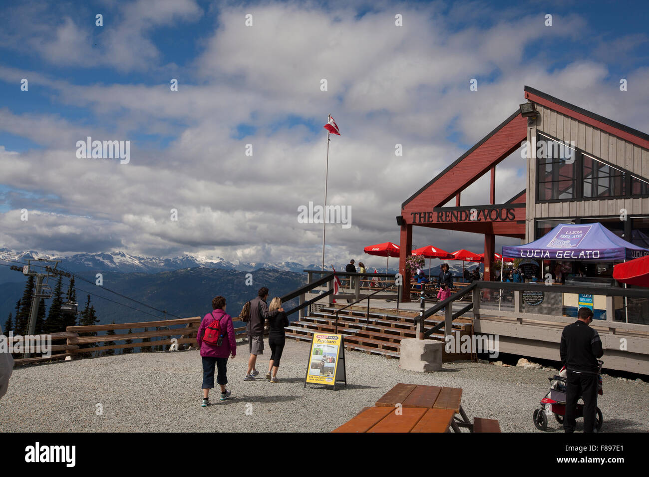 WHISTLER, British Columbia - 2 Settembre 2012: turisti per prendersi una pausa in un ristorante in cima di Whistler Mountain. Whistler Foto Stock