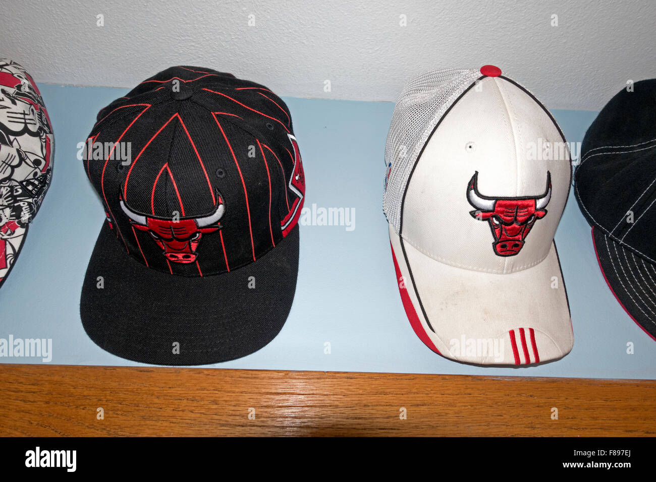 Chicago Bulls NBA basketball professionale caps appeso alla parete den. Downers Grove Illinois IL USA Foto Stock