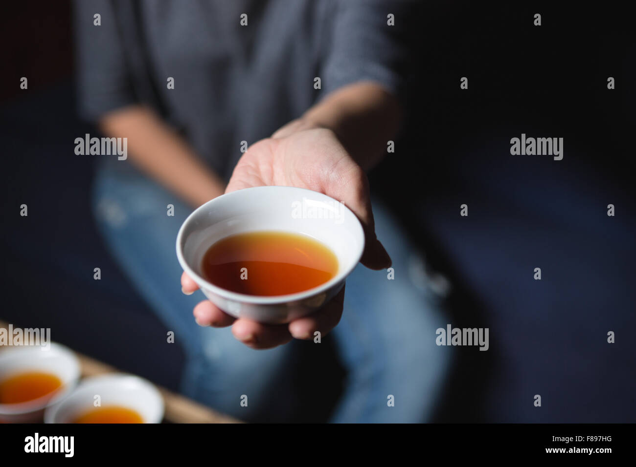 Closeup ritratto di una femmina di mani coppa di ritegno con tè Foto Stock