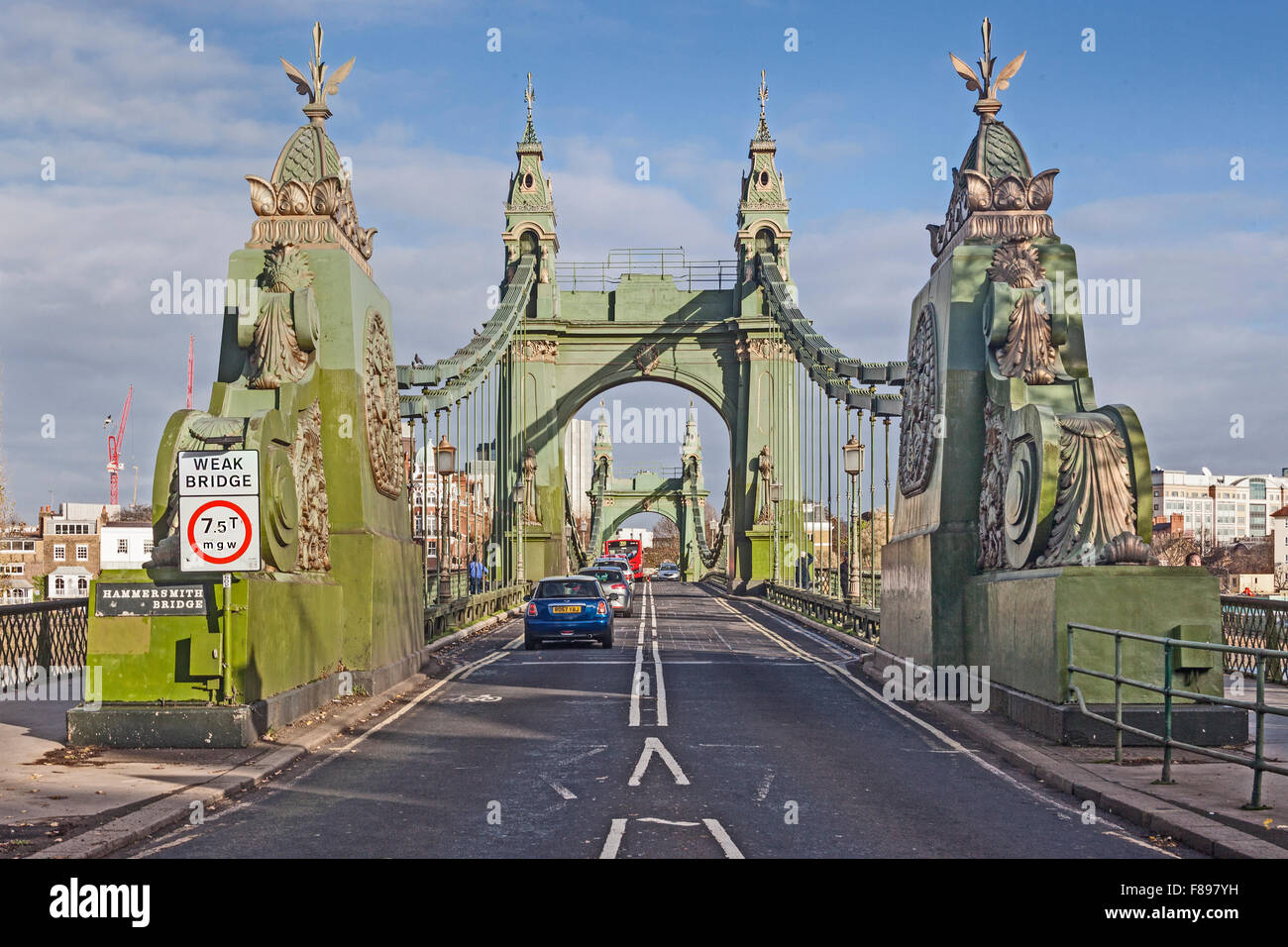 Londra, Hammersmith l approccio del sud a Hammersmith Bridge Foto Stock