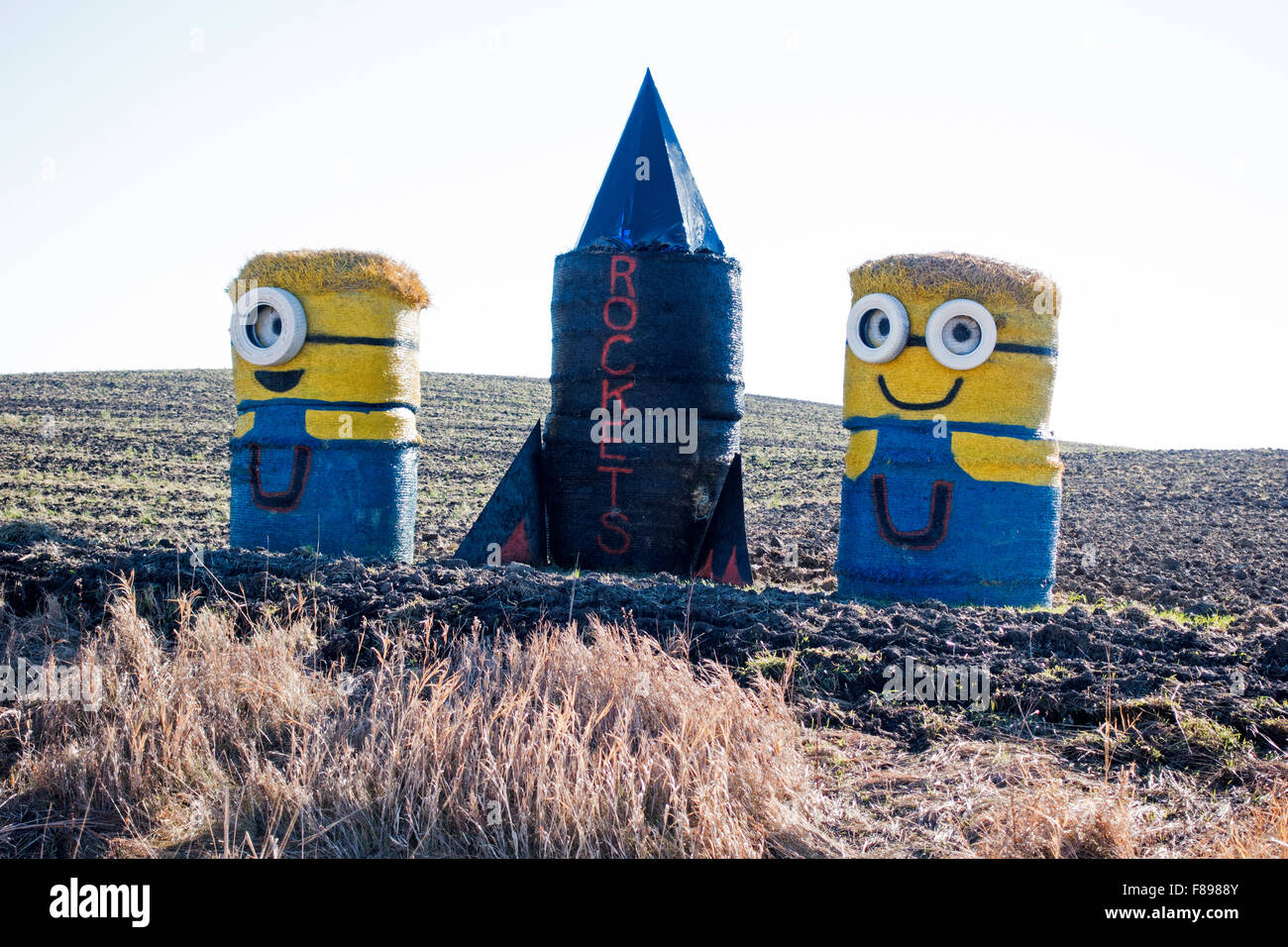 I Minion e razzo movie personaggi di cartoni animati realizzati in fieno raccolto dall'azienda. Underwood Minnesota MN USA Foto Stock