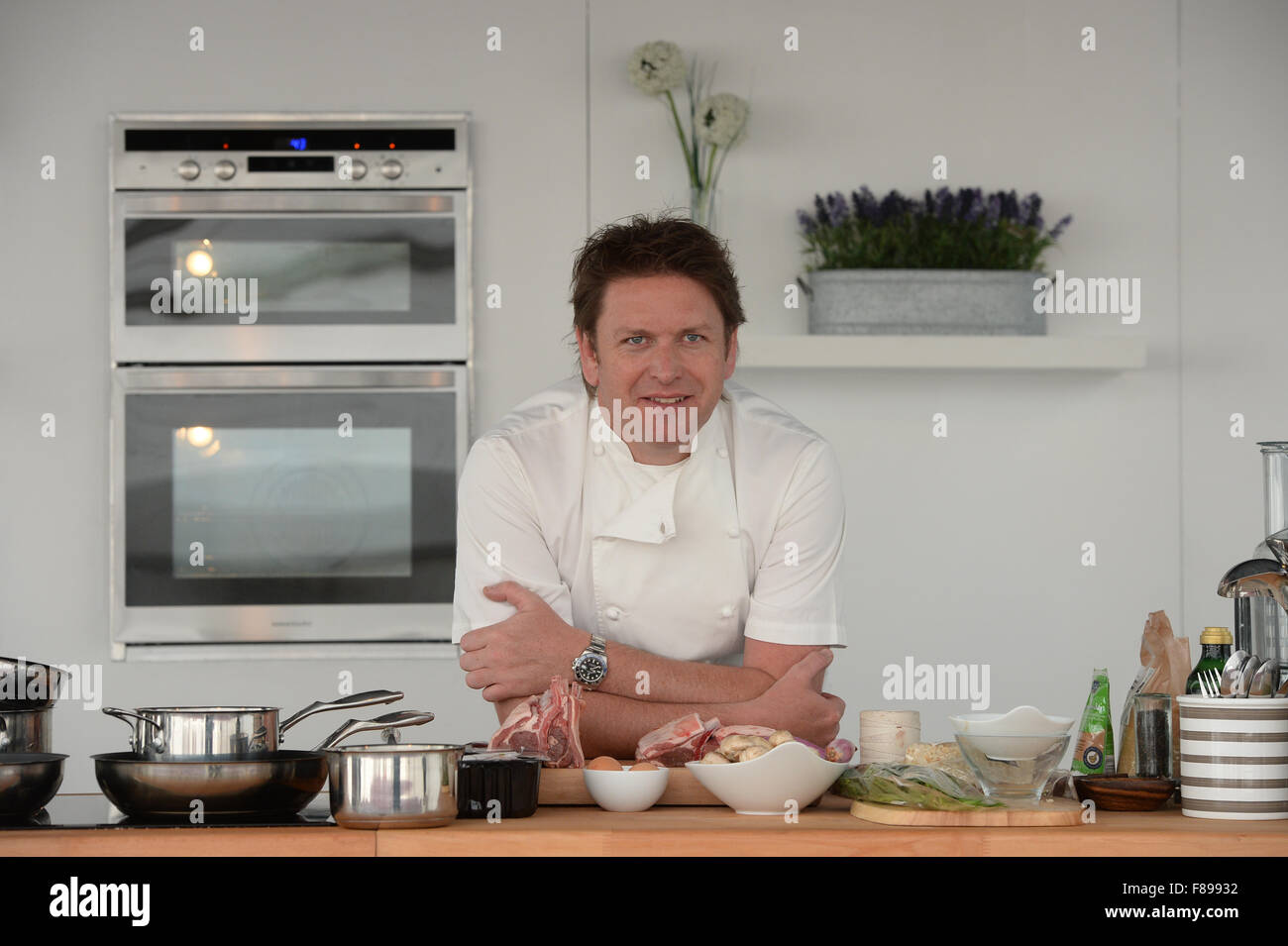 TV celebrity chef James Martin dando dimostrazione culinaria a Media City, Manchester Foto Stock