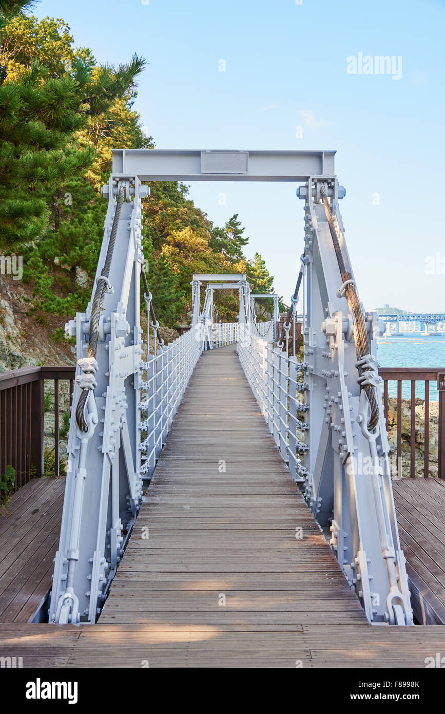 Sospensione in acciaio a ponte Igidae costa. Igidae park è un sentiero lungo la costa Igidae e diventa famoso per il bellissimo paesaggio w Foto Stock