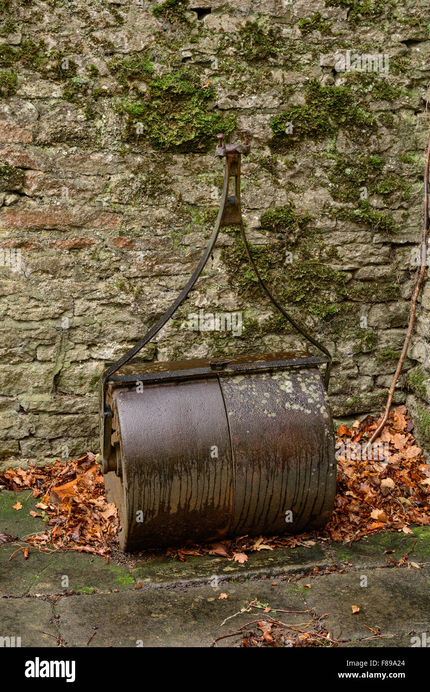 Una pesante, metallo giardino prato rullo Foto Stock