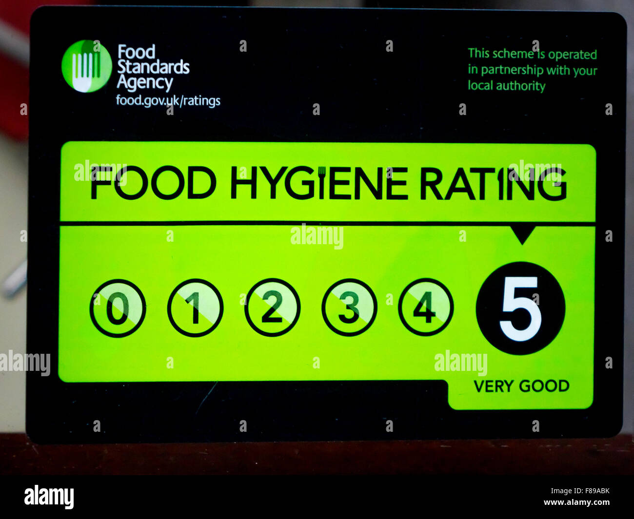 Agenzia per le norme alimentari avviso di incisione su una finestra di café alto livello di rating 5 molto buona Foto Stock