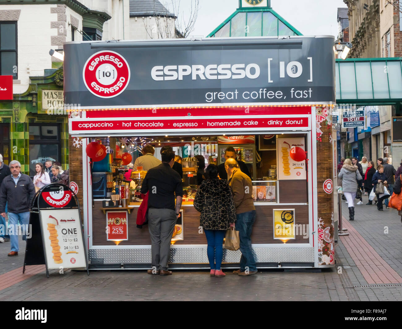 10 Espresso Coffee Bar, un molto popolare café in un centro città zona commerciale di Middlesbrough Cleveland England Regno Unito Foto Stock