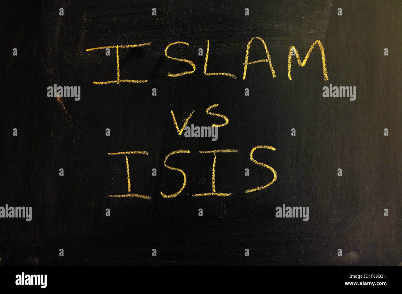 Islam vs ISIS scritti su una lavagna in gesso. Foto Stock
