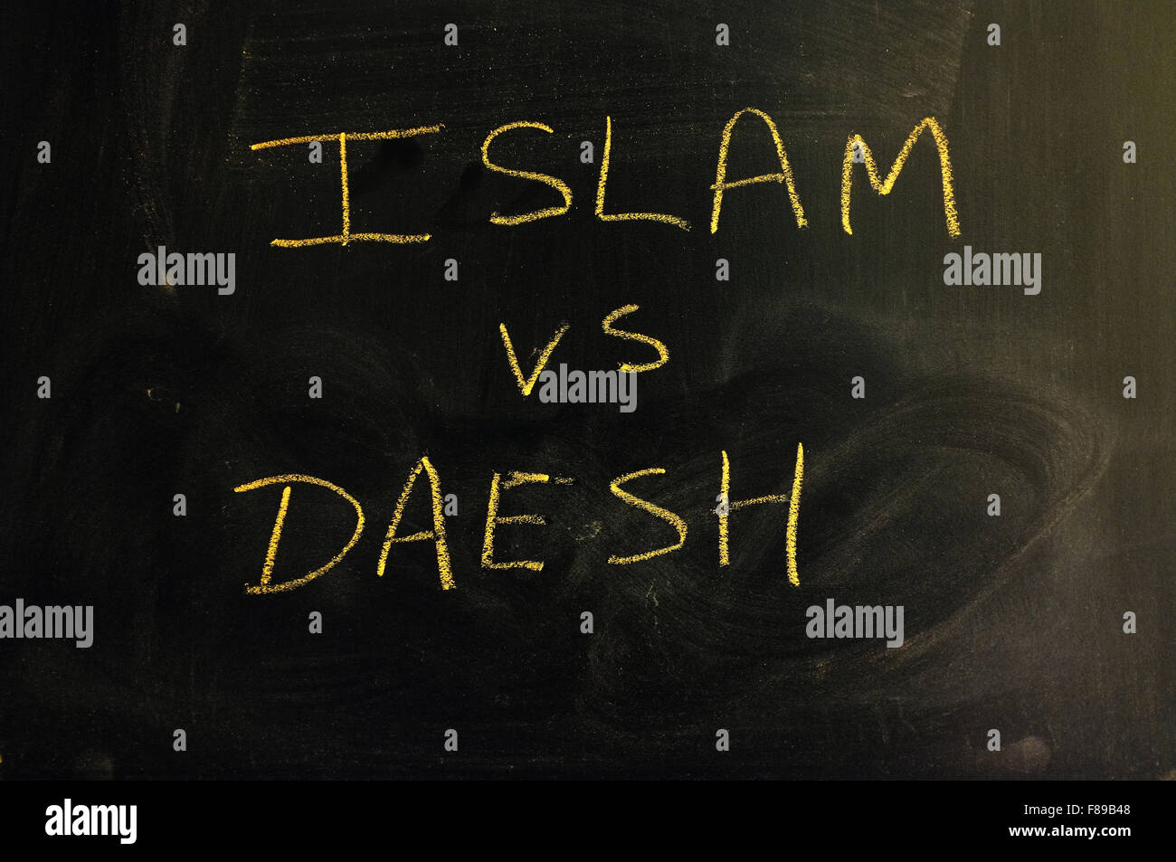 Islam vs Daesh scritti su una lavagna in gesso. Foto Stock