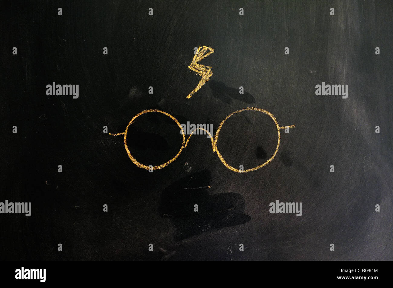 Harry Potter bicchieri e un colpo di fulmine scritti su una lavagna in gesso. Foto Stock