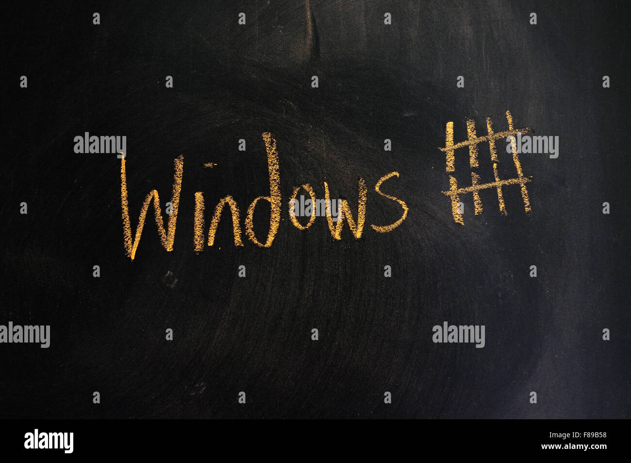 Windows e un hashtag scritti su una lavagna in gesso. Foto Stock