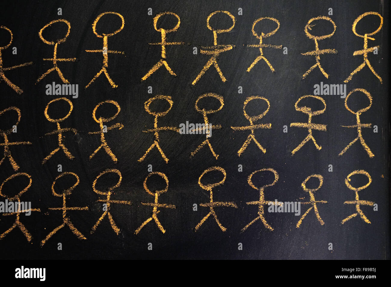 Stick figure scritti su una lavagna in gesso. Foto Stock