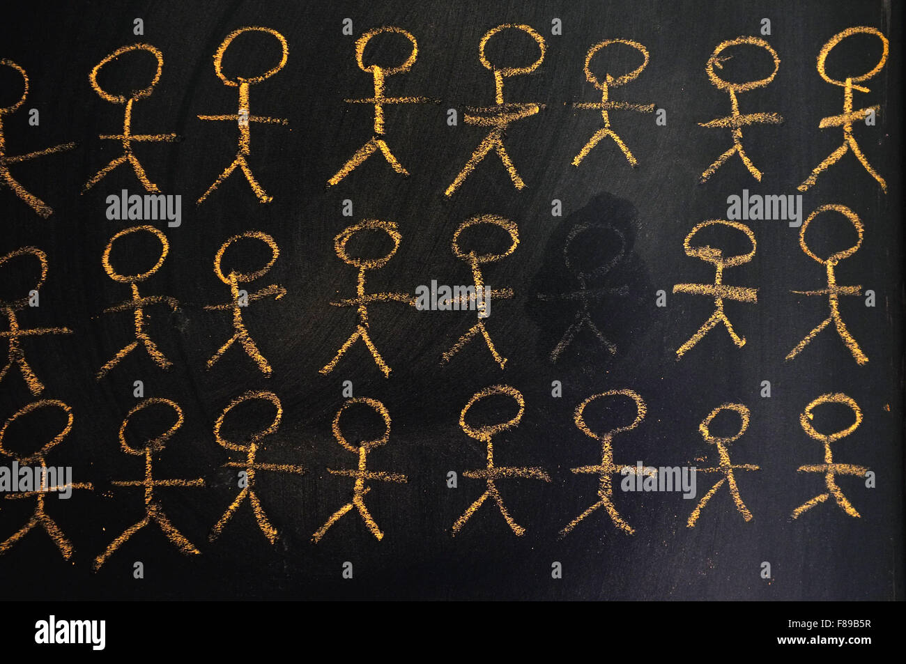 Stick figure scritti su una lavagna in gesso. Foto Stock