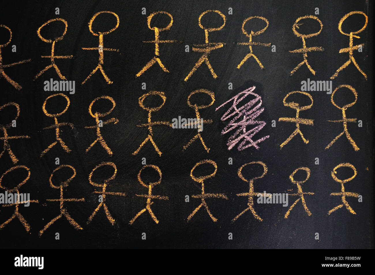 Stick figure scritti su una lavagna in gesso. Foto Stock